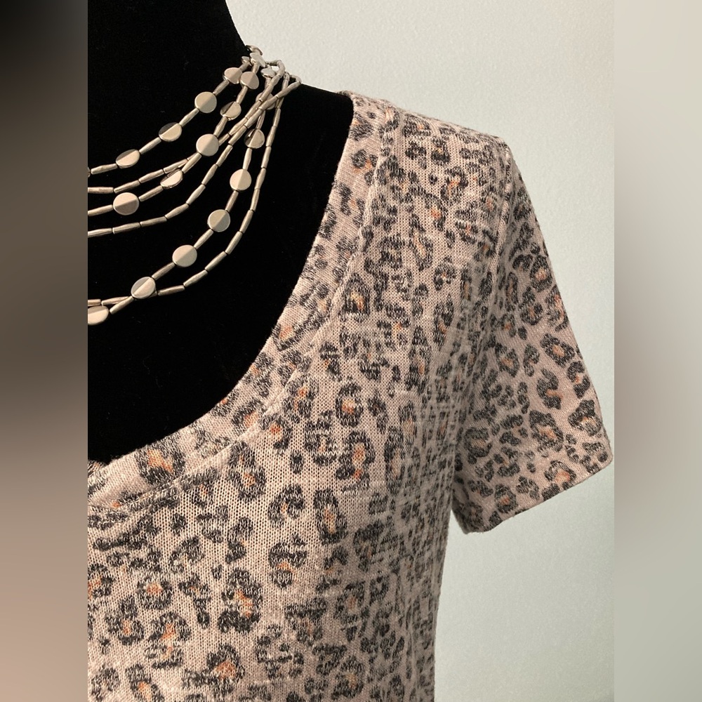 Z Supply Knit Tee V-Neck Leopard Print Tee Animal Print Knit Rayon Blend Spring - Picture 2 of 9